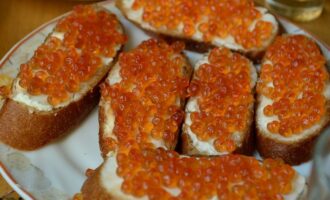 Бутерброды с красной икрой