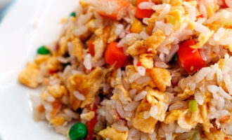 Салат с рисом и овощами