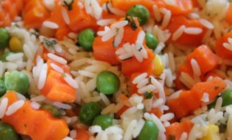 Салат з рисом та овочами