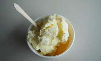 Мороженое с брусничным джемом